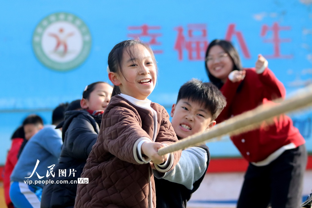 2024年12月27日，在山东省高密市恒涛实验小学，孩子们在进行拔河比赛。