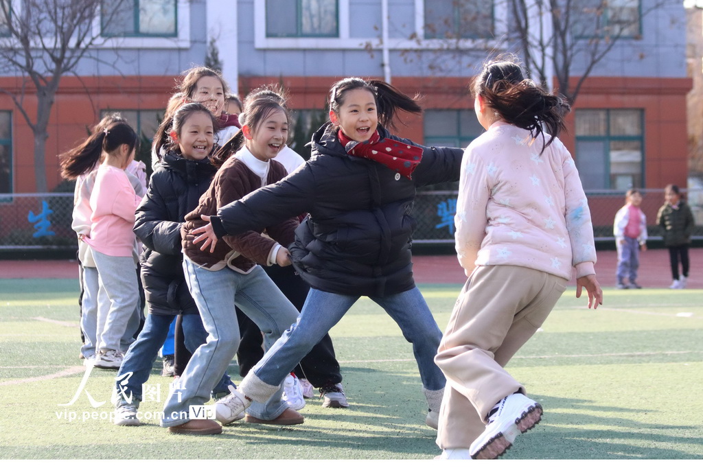 2024年12月27日，在山东省高密市恒涛实验小学，孩子们在玩老鹰捉小鸡游戏。