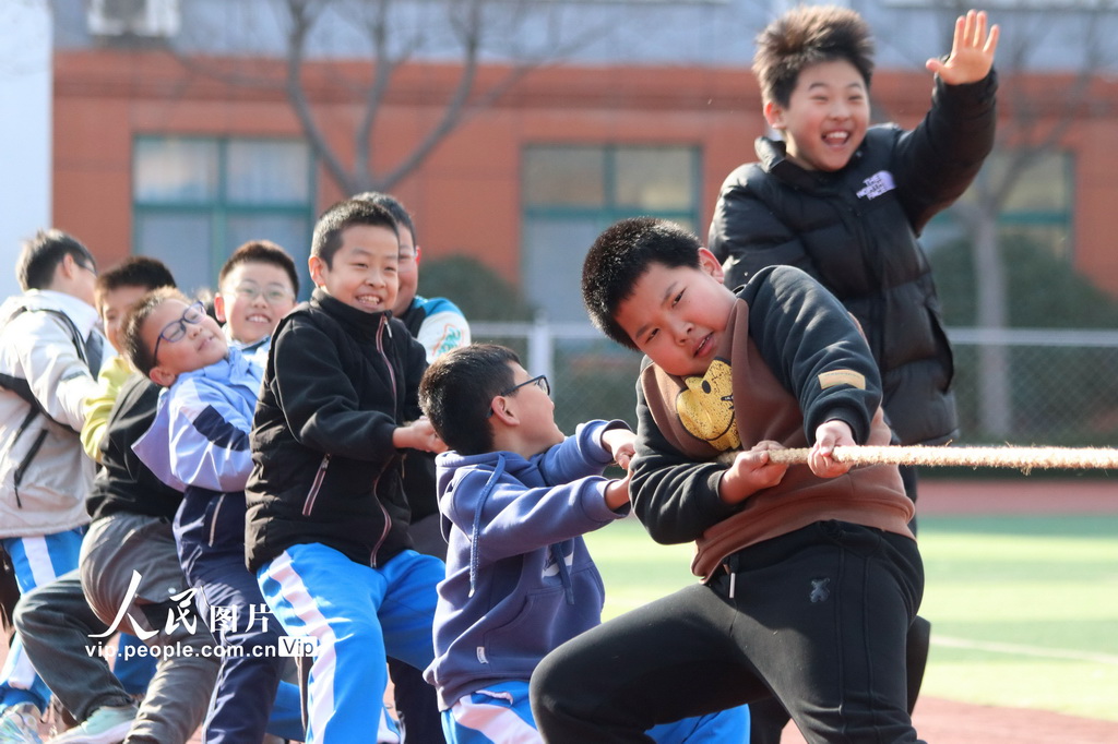 2024年12月27日，在山东省高密市恒涛实验小学，孩子们在进行拔河比赛。