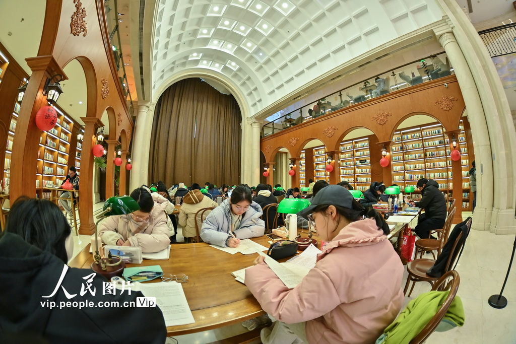 2025年2月2日，江西省南昌高新区图书馆内座无虚席，众多市民畅游书海之中，享受阅读的快乐。李劼摄（人民图片网）