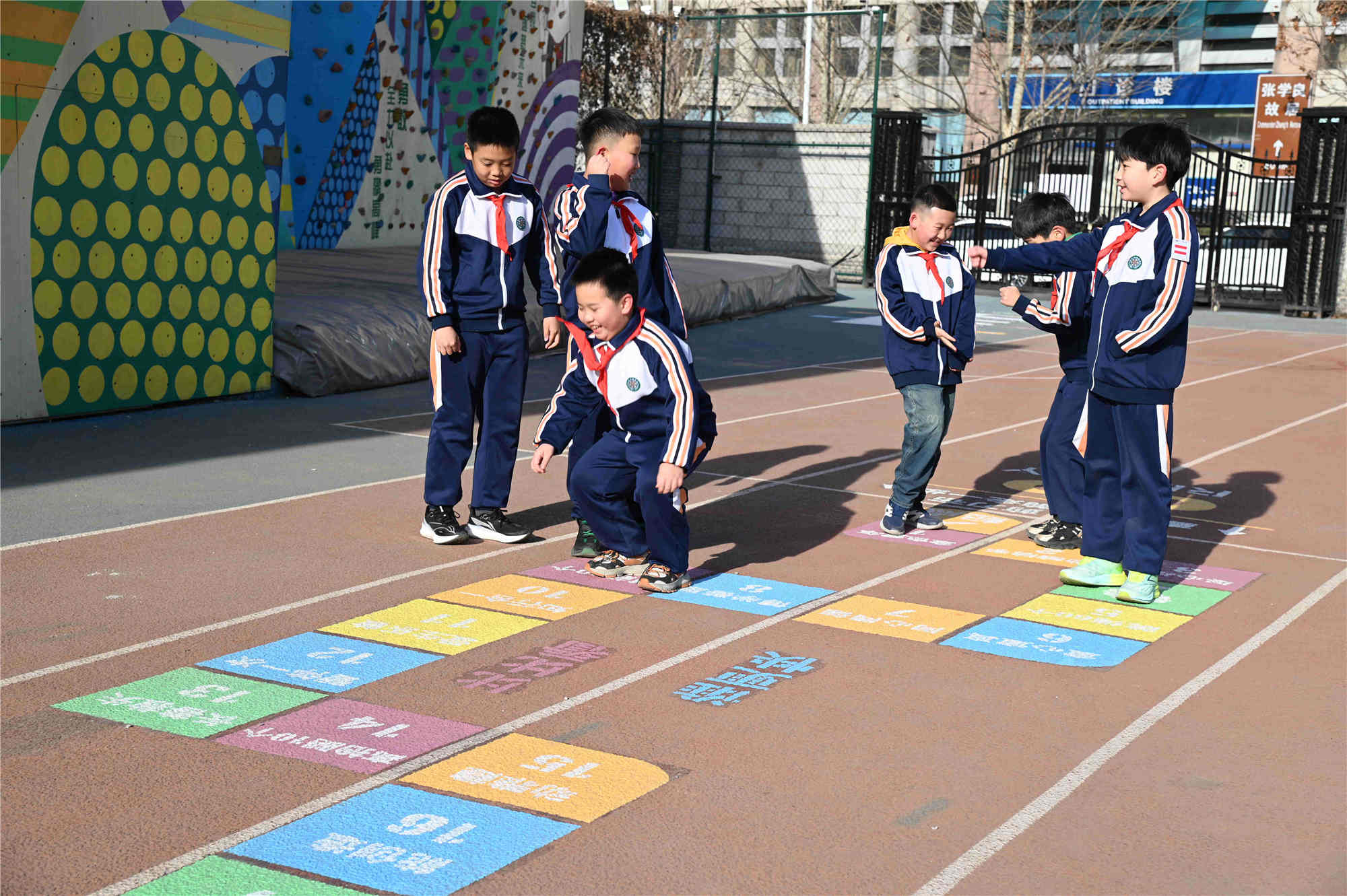 天津市和平区四平东道小学的同学们在操场上开心运动。校方供图