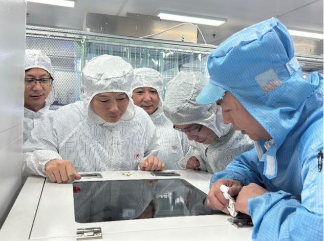 教师正在指导企业员工分析设备运行曲线。学校供图