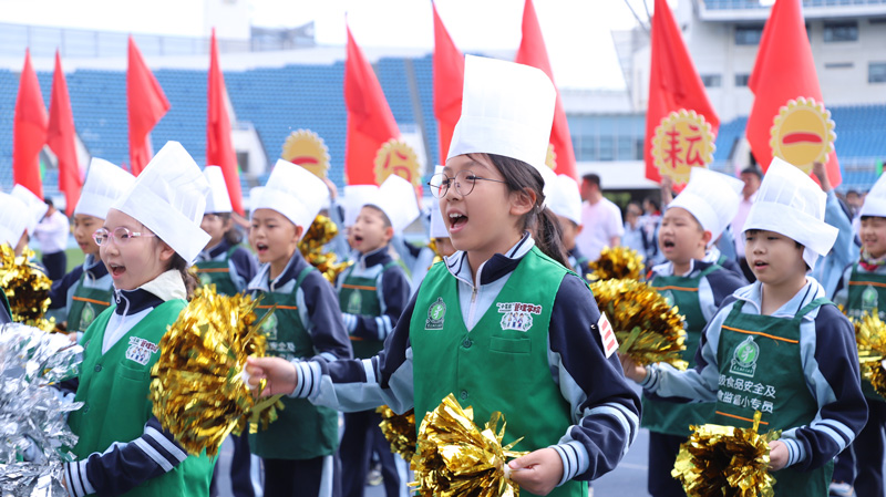 黑芝麻胡同小学的学生在运动会开幕式上表演。主办方供图