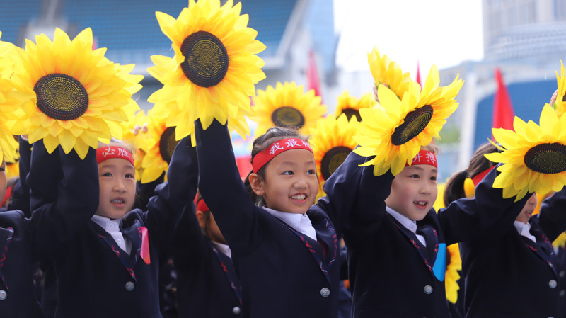 黑芝麻胡同小学的学生在运动会开幕式上表演。主办方供图