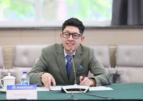 哥伦比亚教育部长丹尼尔・罗哈斯一行访问北京航空航天大学。北航供图