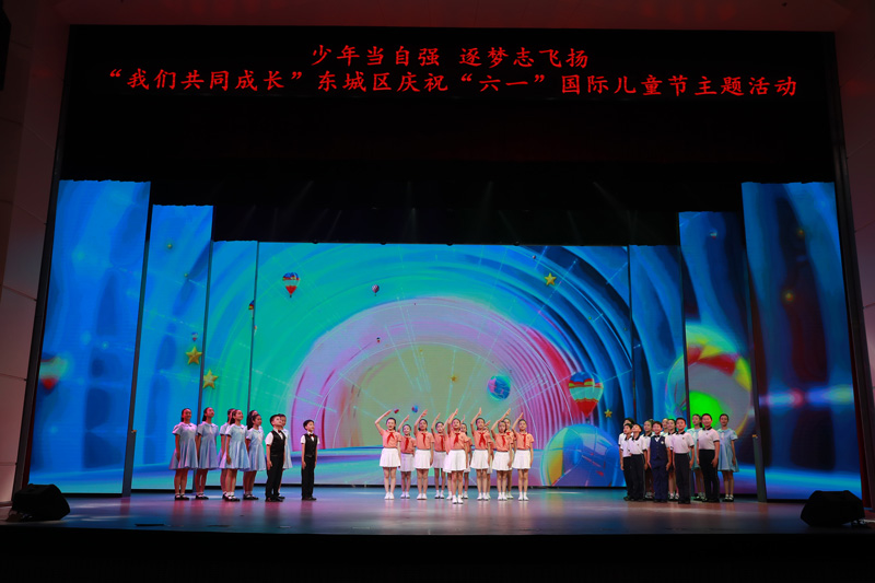 孩子们用艺术点亮《梦想舞台》，丰富多彩的艺术活动提升学生的综合素养。主办方供图