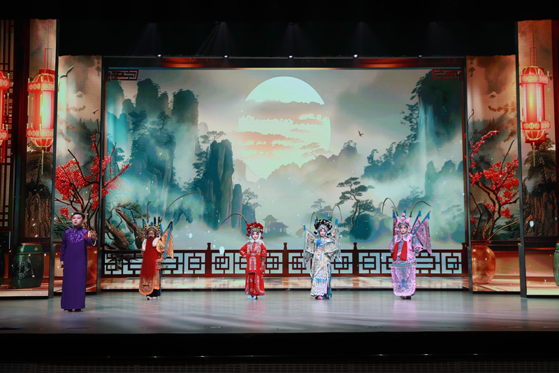 在《中轴线上话非遗》展演中学生表演京剧与快板。主办方供图