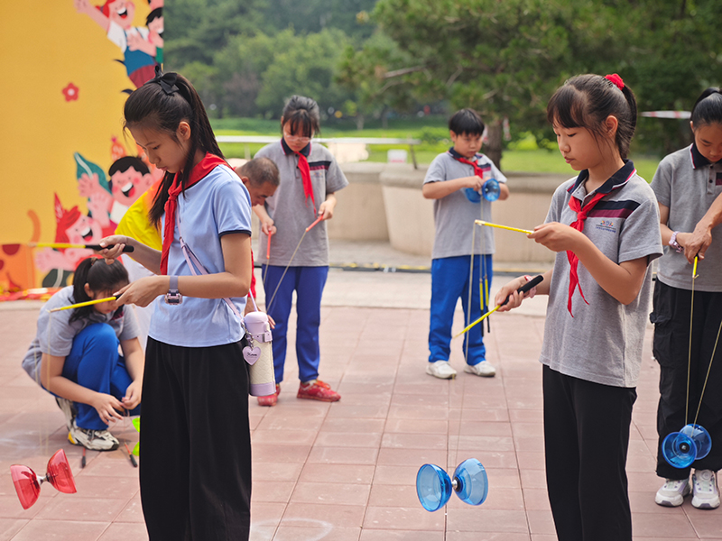 活动现场，学生们学习抖空竹。人民网记者 郝孟佳摄