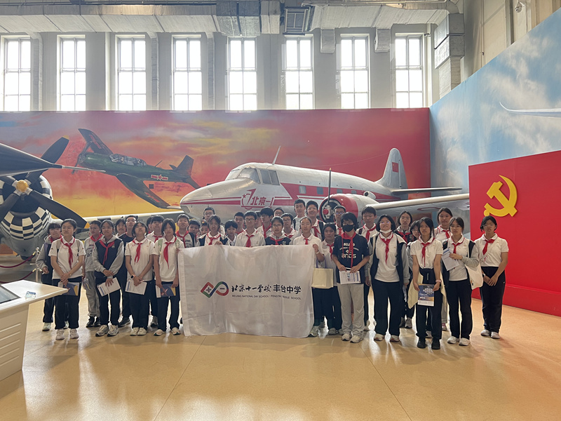 北京十一学校丰台中学学生前往北京航空航天博物馆参观，与“北京一号”合影。校方供图