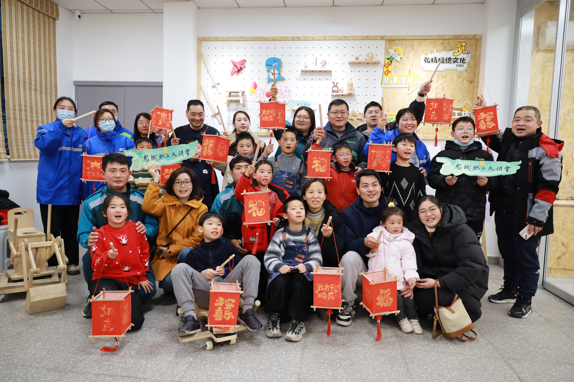 图为职工夜校木工班组织的快递小哥亲子活动。常州市总工会供图