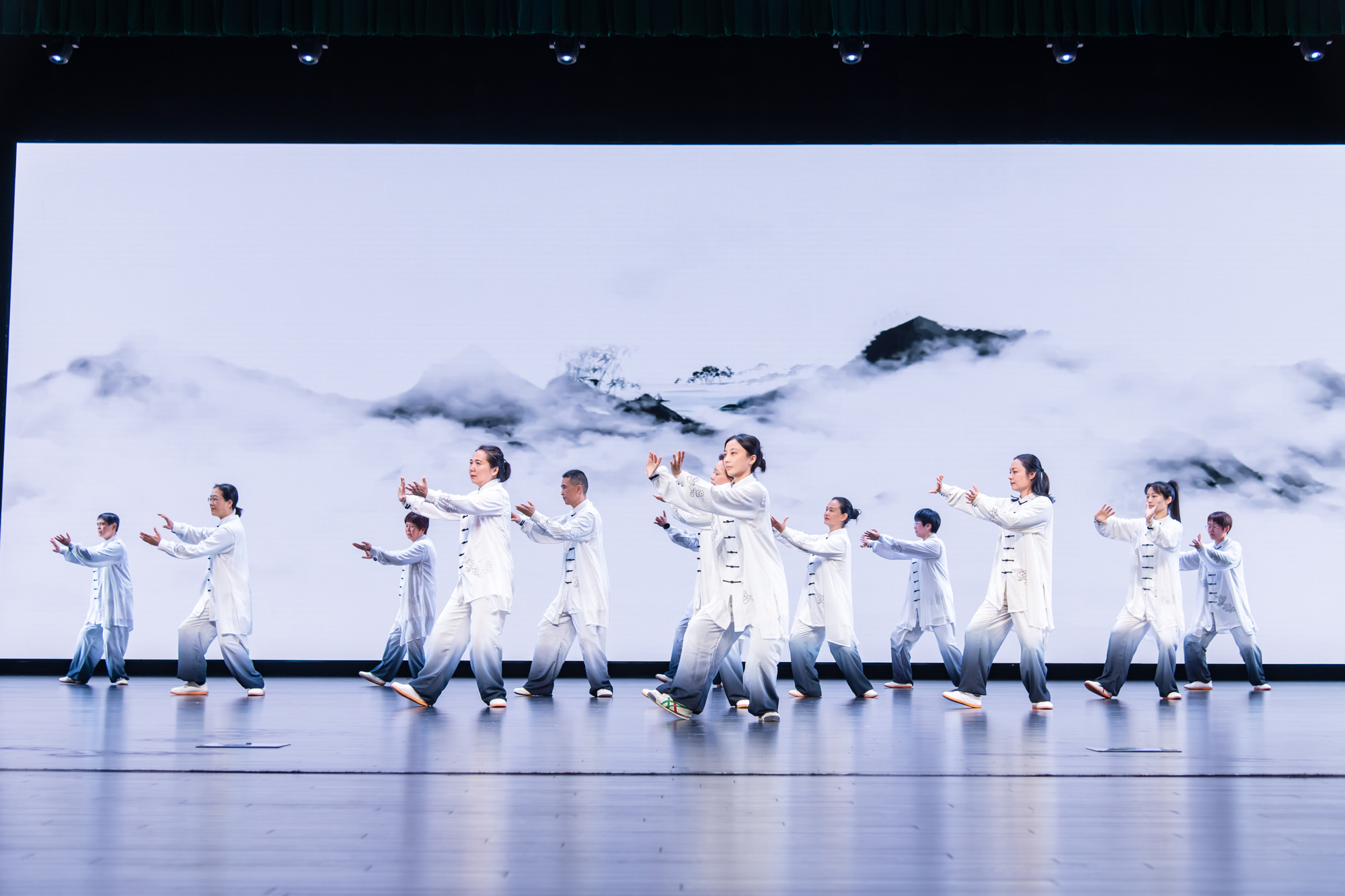 图为职工夜校太极班学员汇演。常州市总工会供图