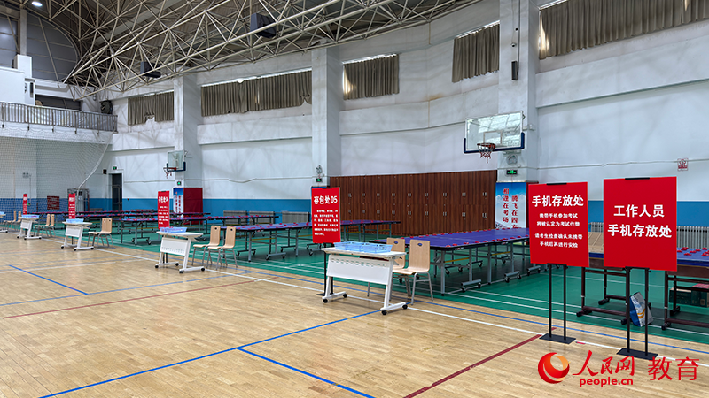 北京市第十九中学考点存包处。郑爽摄