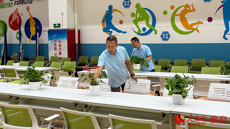 北京市十九中学考点工作人员在饮水处做准备工作。郑爽摄
