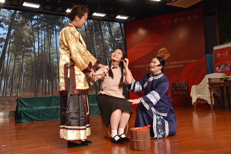 教师剧团为全体师生倾情演绎红色经典剧目《赵一曼》。校方供图