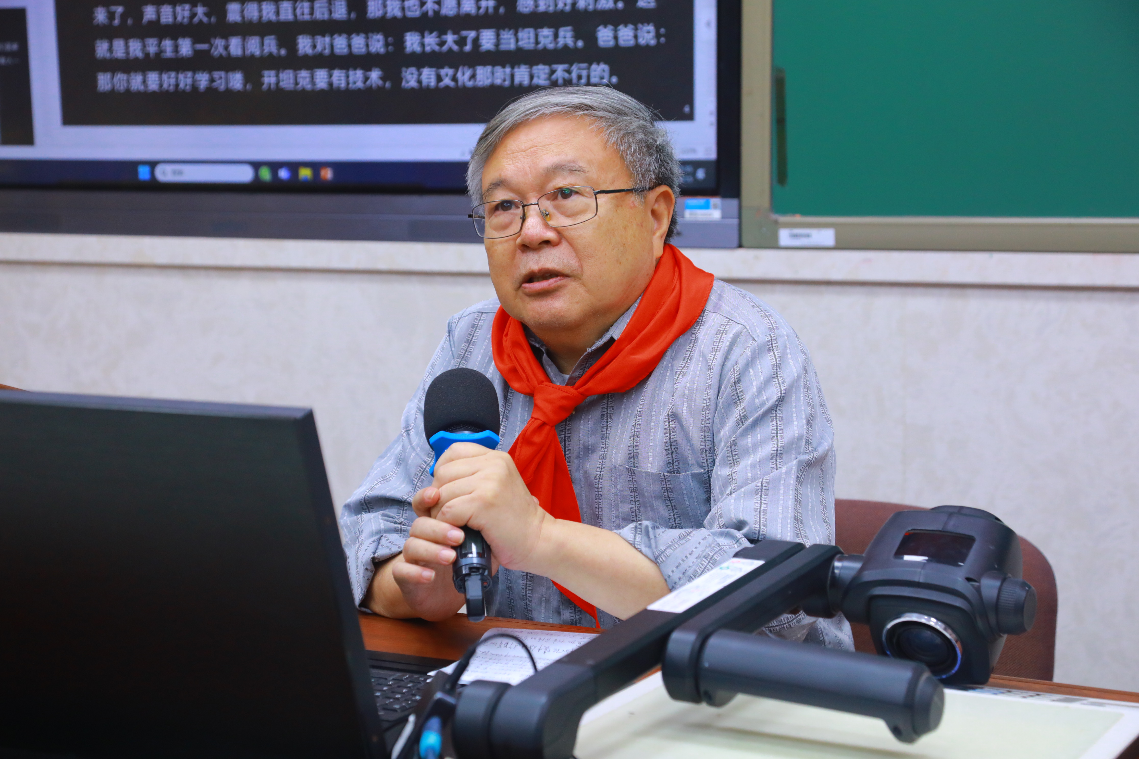 学校邀请开国少将、解放军工兵事业奠基人王耀南将军之子王太和，为学生讲述抗战峥嵘岁月的故事。府学胡同小学供图