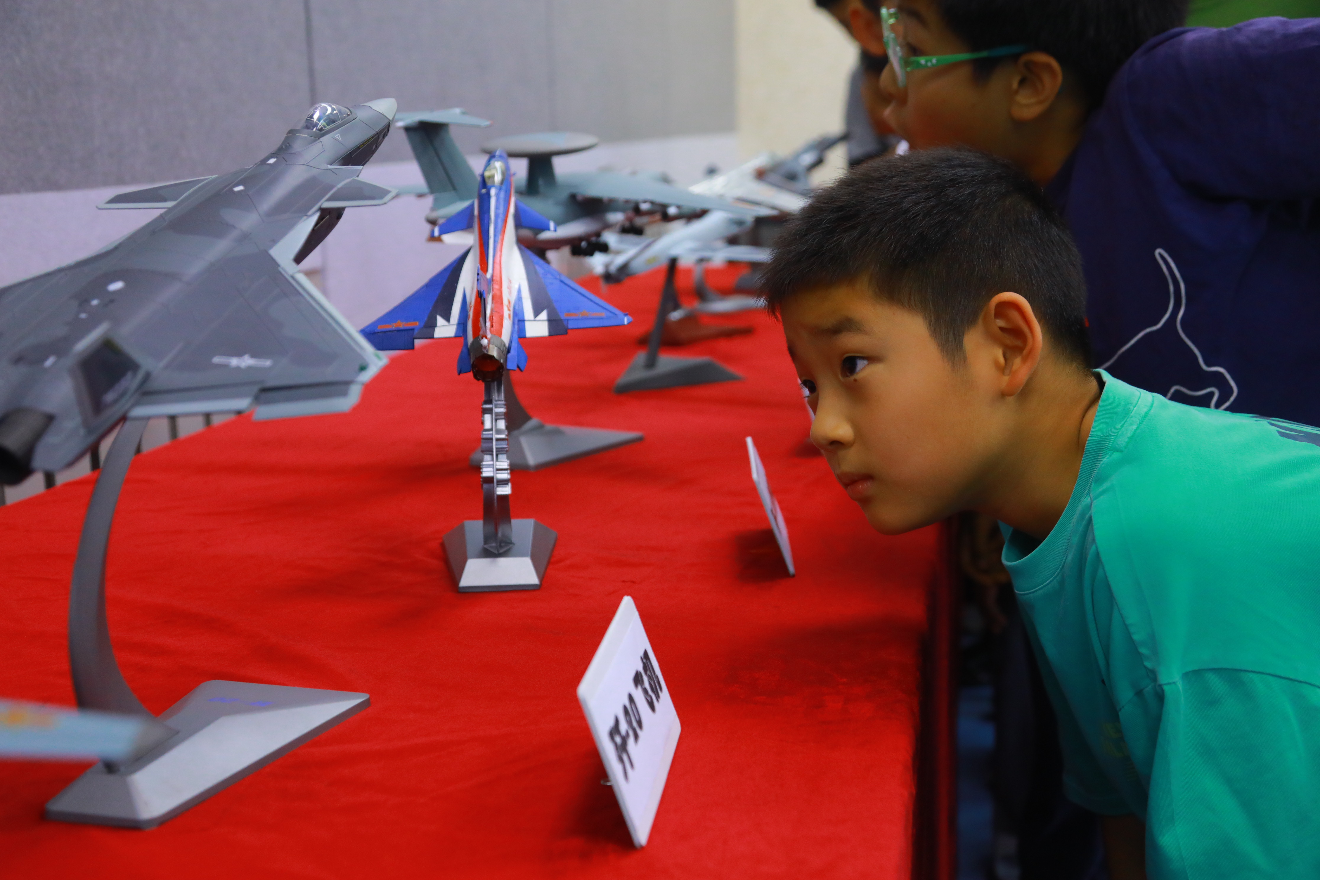 学生观看校园空军飞机模型展，了解现代空军科技强国的力量，感受国防科技魅力。府学胡同小学供图