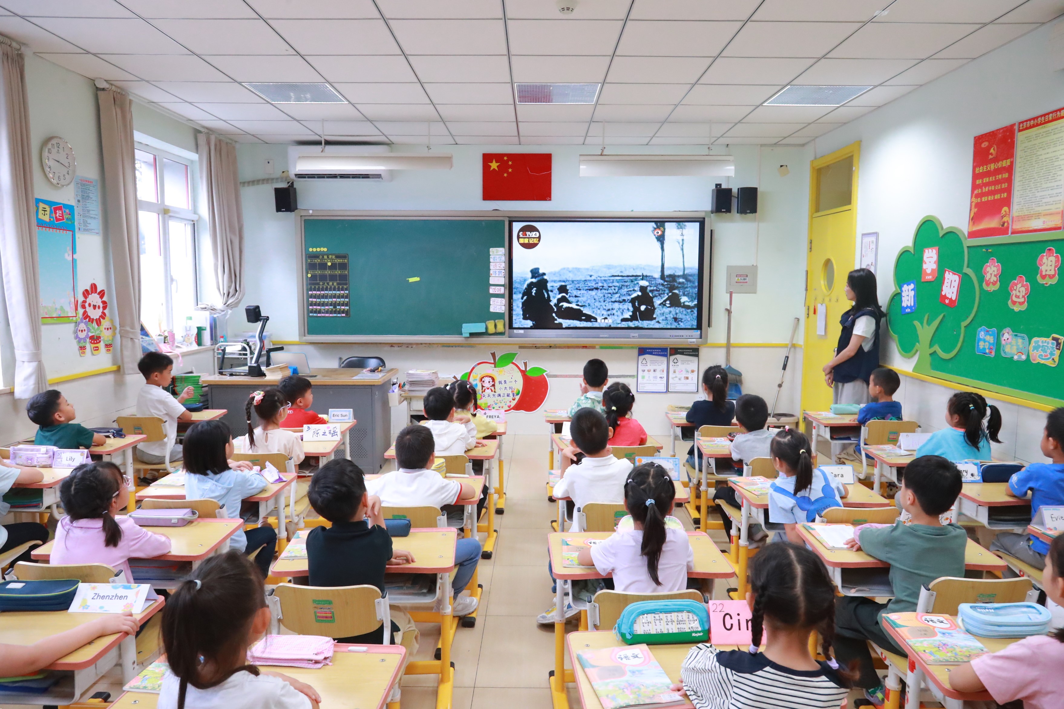 学生集体收看校园电视台由学生亲自讲述的抗战英雄事迹节目。府学胡同小学供图