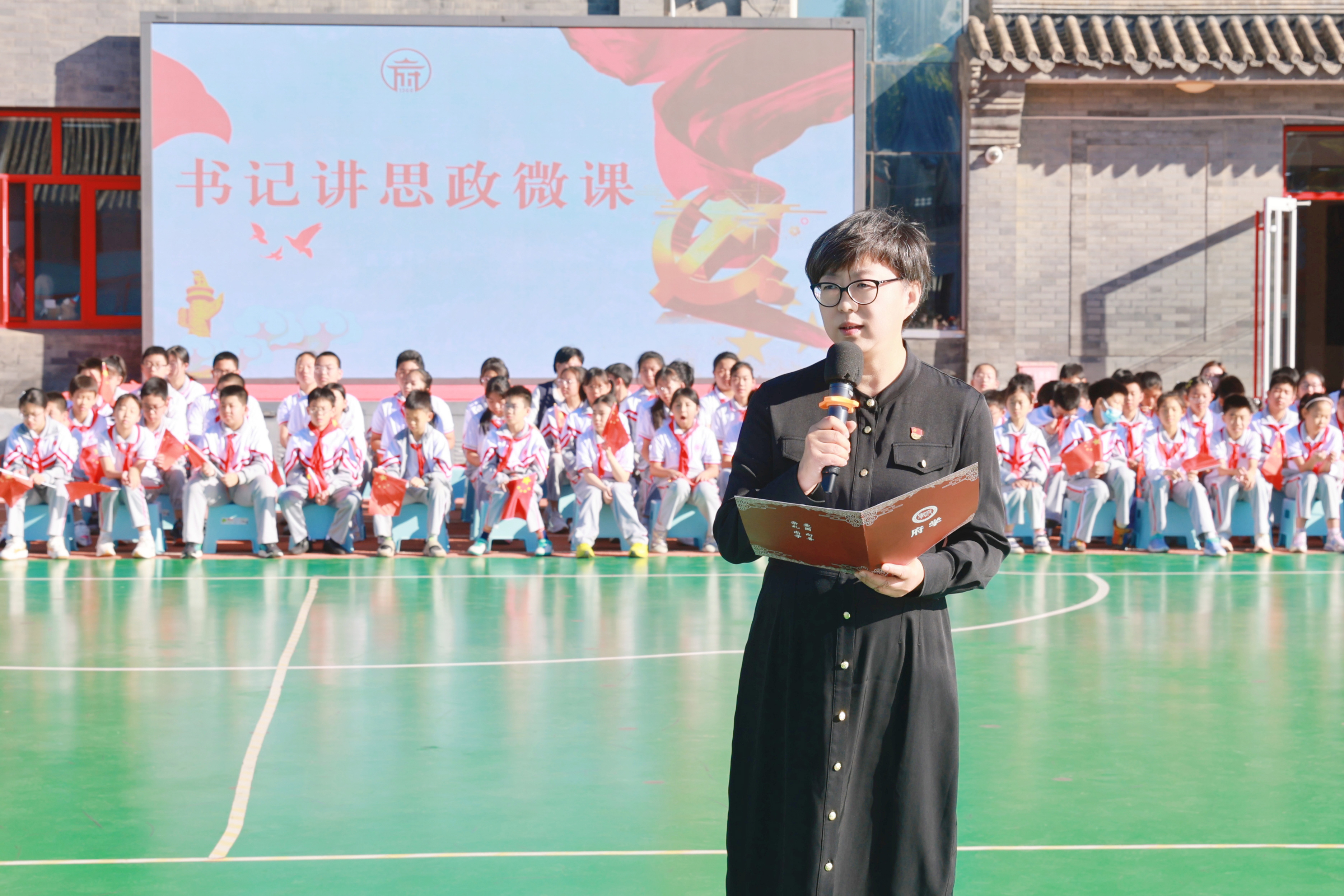 9月18日，学校举办全校爱国主题教育活动。府学胡同小学党委书记滕亚杰开展国防教育微课。府学胡同小学供图