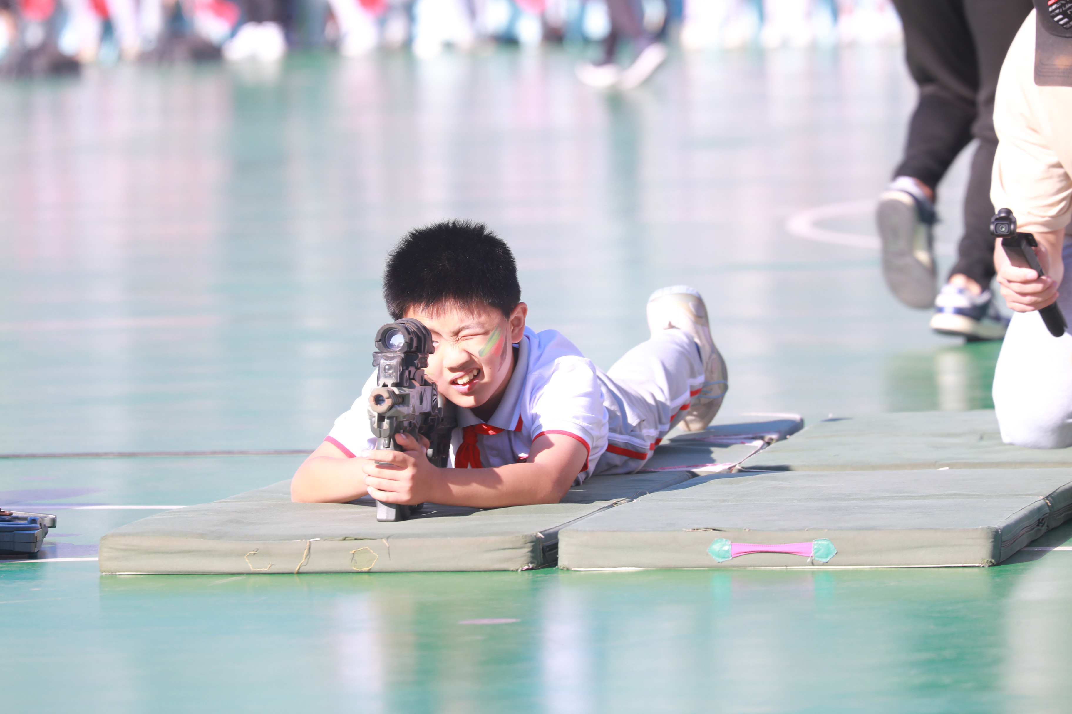 同学们体验模拟打靶射击等军事项目。府学胡同小学供图
