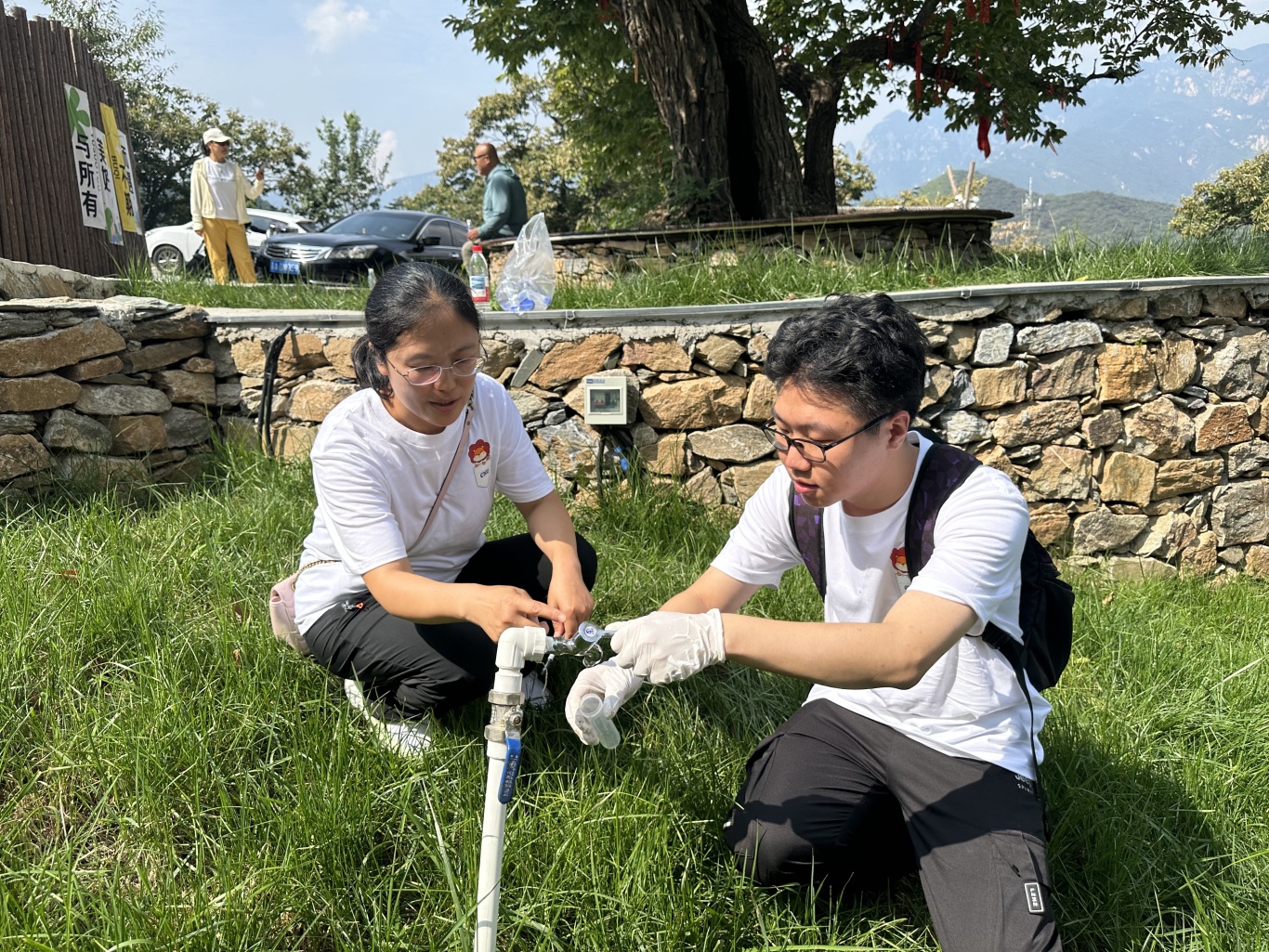 实践活动中，学生们采集水样。学校供图