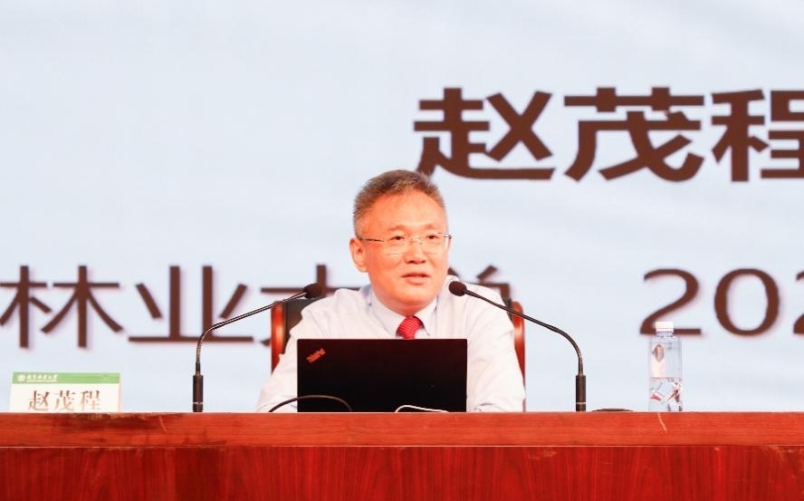 南京林业大学党委书记赵茂程为2025级新生授课。校方供图