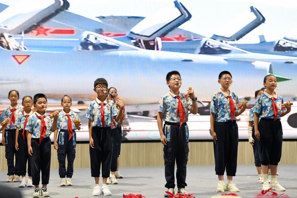9月24日，北京市第二十中学附属育鹰小学学生在活动开幕式上表演快板《战鹰集结》。