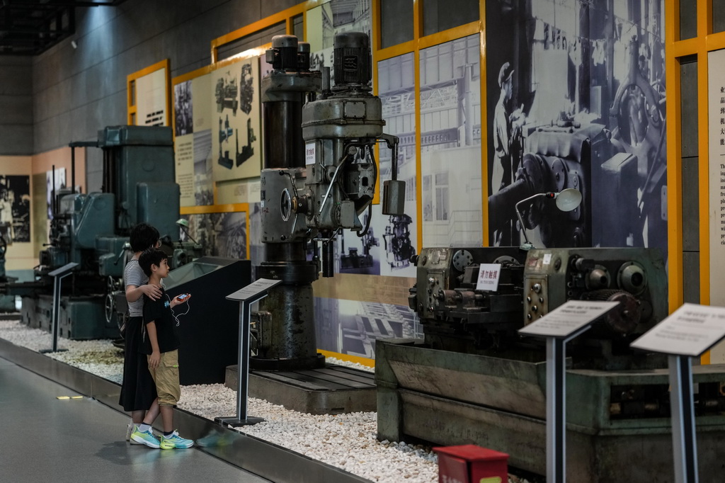 10月1日，游客在中国工业博物馆内游览。