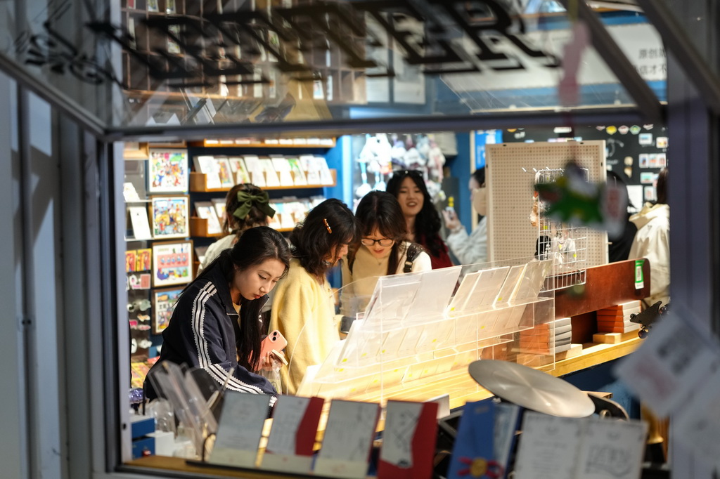 10月6日，游客在沈阳1905文化创意园内的商铺选购文创产品。