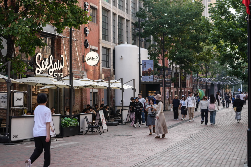 10月1日，游客在沈阳红梅文创园游览。