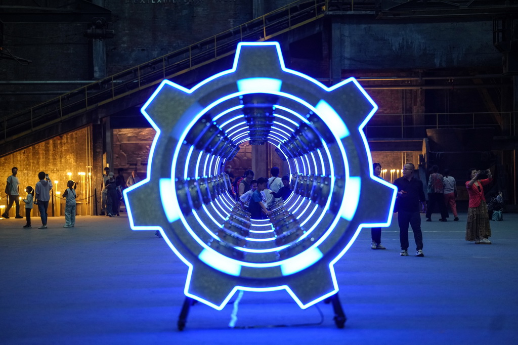 10月1日，游客在中国工业博物馆内游览。