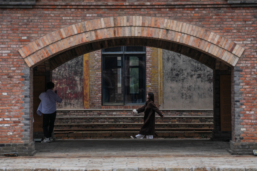 10月6日，游客在沈阳奉天工厂文创园内拍照。