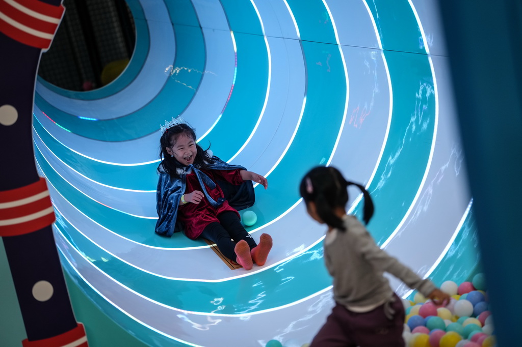 10月8日，小朋友在沈阳粮仓文化产业创意园内的“快乐专+”游乐场体验游乐项目。