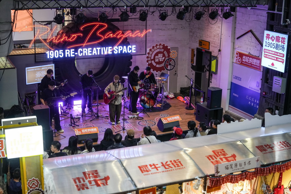 10月6日，游客在沈阳1905文化创意园内观看乐队演出。