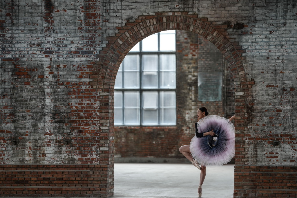 10月6日，游客在沈阳奉天工厂文创园内拍照。