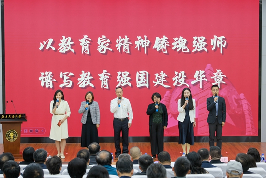 报告会现场。校方供图