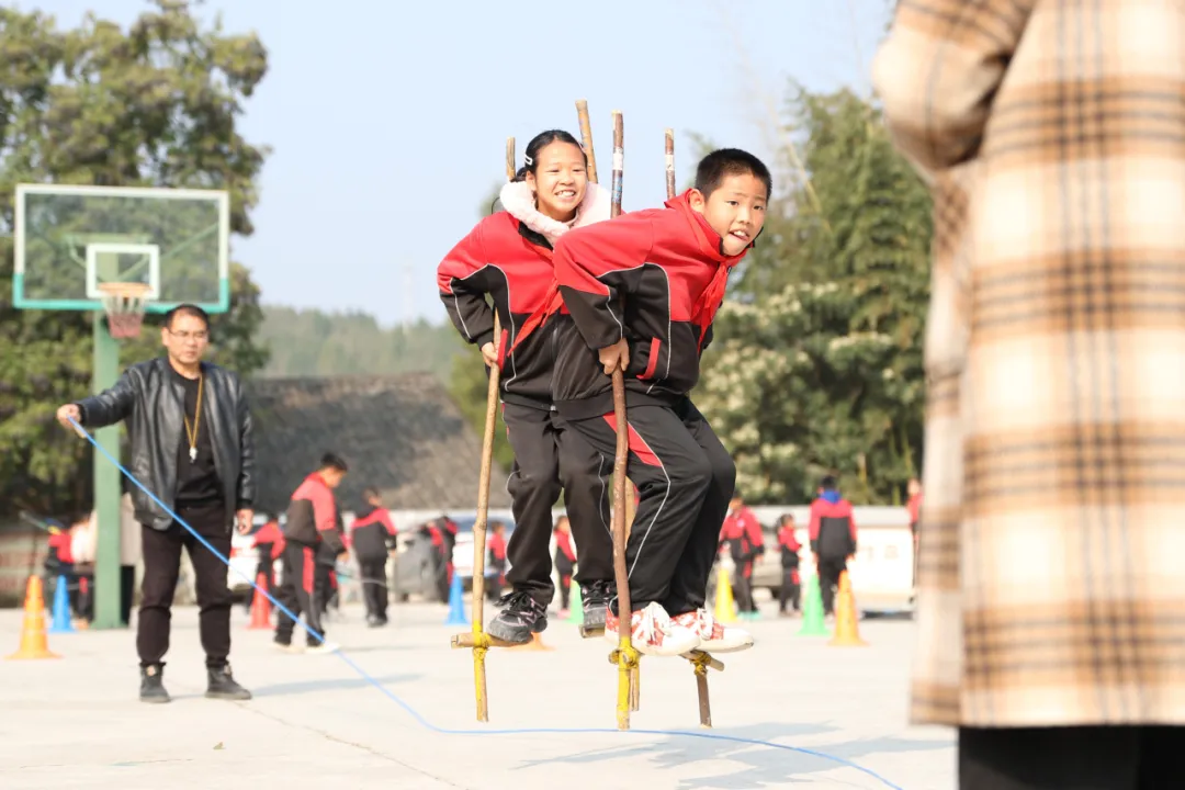 2025年12月11日，在贵州省黔东南苗族侗族自治州岑巩县水尾镇马家寨小学，学生利用大课间“踩高脚马”。唐鹏 摄