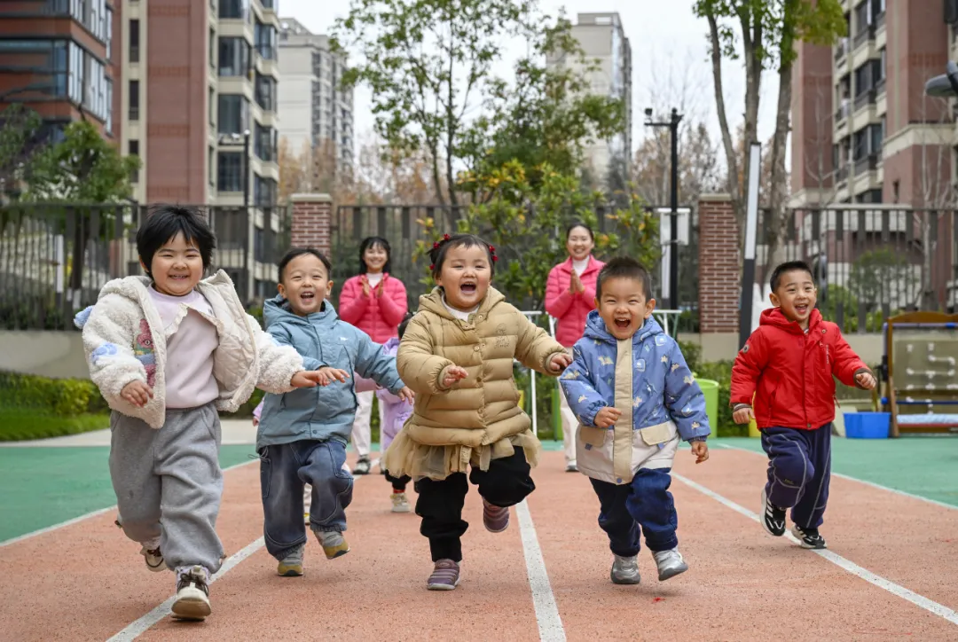2025年12月22日，在安徽省合肥市大西门幼儿园教育集团固镇路分园，小朋友们正在老师的指导下做游戏。赵明 摄