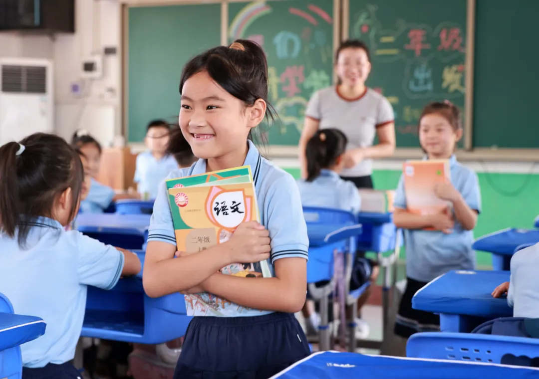 2025年9月1日，在河北省邢台市广宗县第六小学，学生喜领新课本。王垒 摄
