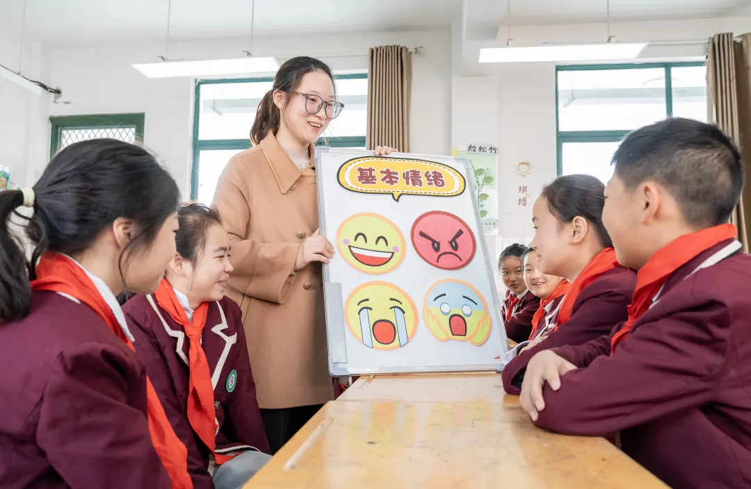2025年11月27日，江苏省海安经济开发区实验小学的老师在给学生们讲解心理健康知识。翟伟凯 摄