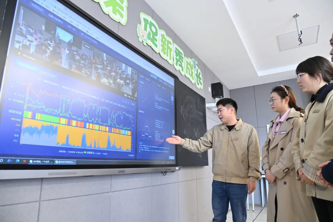 2025年11月4日，重庆市沙坪坝区树人和平小学，教师们在智能录播教室对AI课堂分析进行探讨。孙凯芳 摄