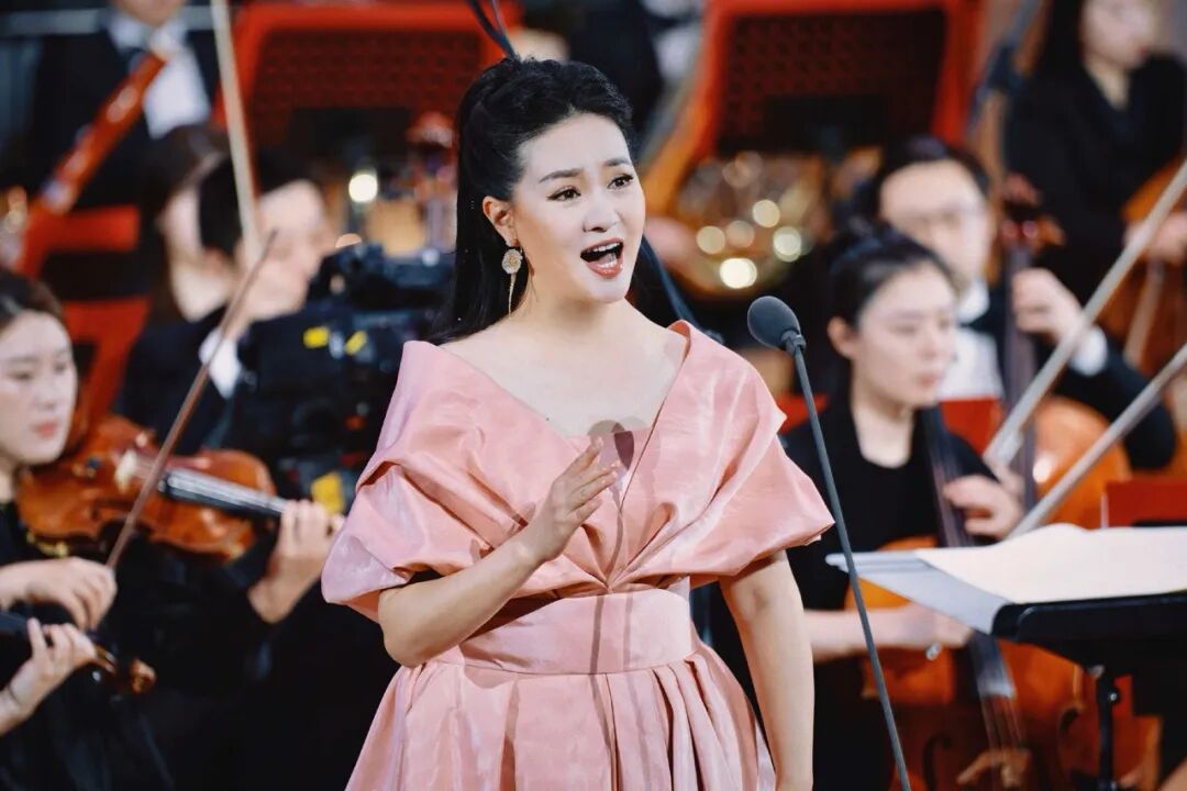 中国音乐学院声乐歌剧系教授、歌唱家雷佳献唱歌剧《边城》的咏叹调《我等他》。学校供图