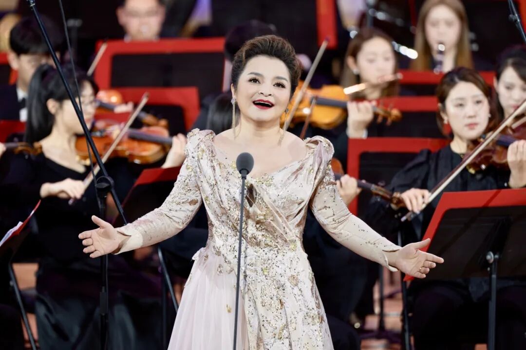 中国音乐学院声乐歌剧系主任、女高音歌唱家吴碧霞演唱《灯火里的中国》。学校供图