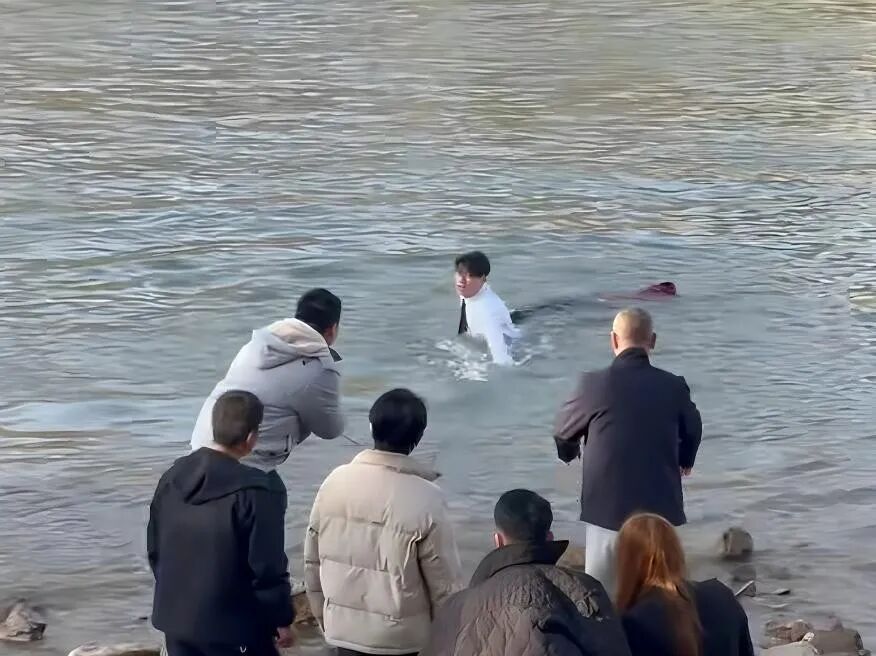 谈磊在黄河中救人。兰州大学供图