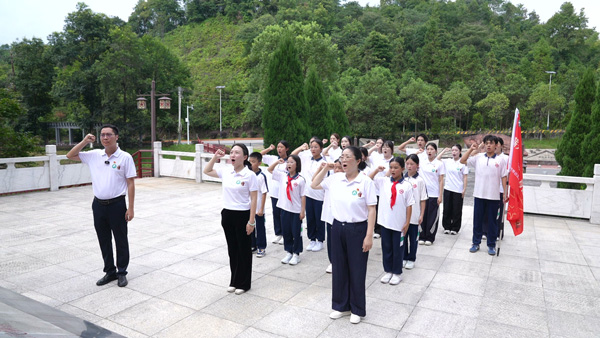 广东省外语艺术职业学院师生联合韶关市仁化县城口学校中小学生同上“行走的思政课”。广东省外语艺术职业学院供图