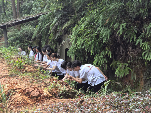 学生走进铜鼓岭战壕遗址。广东省外语艺术职业学院供图