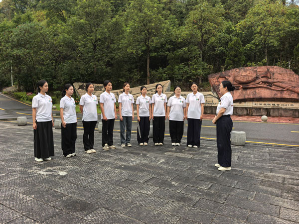 主讲老师向大学生阐释不怕牺牲、敢于斗争的精神密码。广东省外语艺术职业学院供图