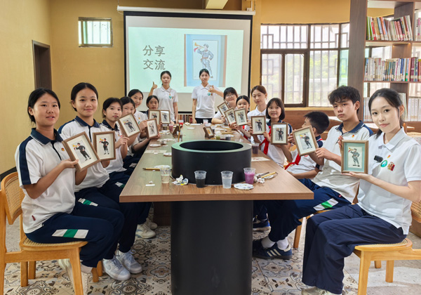 学生以非遗通草画定格红军形象。广东省外语艺术职业学院供图