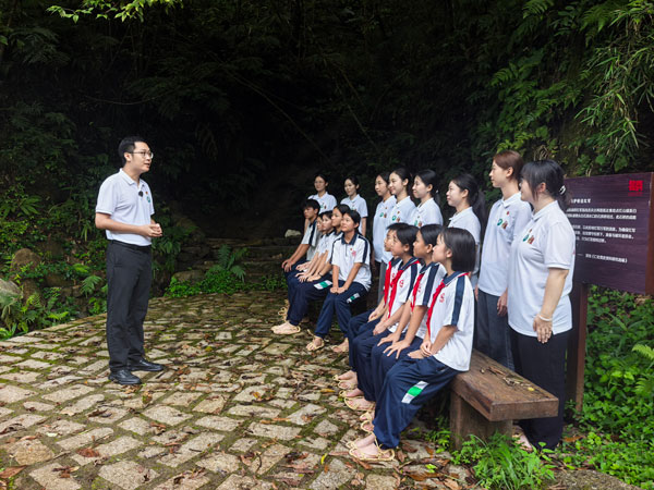 大中小学生聆听老百姓护送红军的感人故事。广东省外语艺术职业学院供图