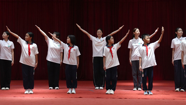学生诵读《七律·长征》。广东省外语艺术职业学院供图