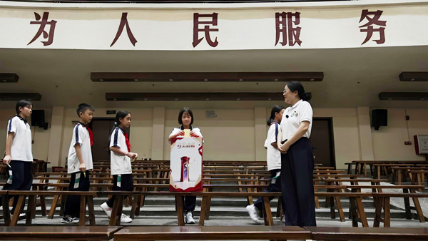 学生将感悟投入“时空信箱”。广东省外语艺术职业学院供图